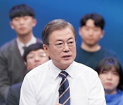 文대통령 "3차 접종 이뤄지면 돌파감염 사례 줄어들 것"