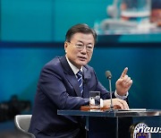 정치현안 피한 문대통령, 남은 6개월 방역·경제 집중.."끝까지 최선"