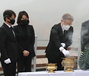 이재명, 연평 전사자 묘역 참배 "北 도발 용인 안해".. 김혜경씨 눈물