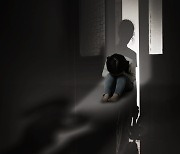 참혹한 아동학대의 기록, '문 뒤의 아이들'  [삶과 문화]