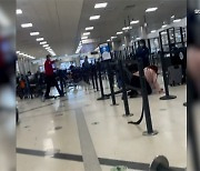 [World Now_영상] '공포의 애틀랜타 공항'..총기 오발로 승객 대피 소동