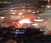 부산터널 앞 가드레일 들이받은 차량서 불..2명 병원 이송