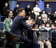 文 "재난지원금 내각 판단 신뢰..피해많은 분 우선지원" [국민과의 대화]