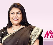 뷰티 사업 꿈꾸며 사표 낸 40대 은행원..女 창업 불모지 인도 '2위 여성부호' 되다
