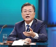 文대통령 "한국은 자부심 가질만 한 나라..역대 정부·국민의 성취"