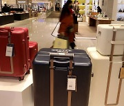 '위드 코로나'로 여행 관련 제품 판매 늘어