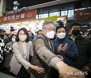 '충북의 딸' 김혜경, 이재명과 찰떡행보..눈물·손하트도