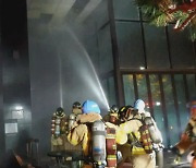 오피스텔 1층 천장 화재로 주민 60여명 대피