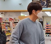 '신민아♥' 김우빈, 카트가 작아 보이는 태평양 어깨..설렘 뿜뿜 188cm