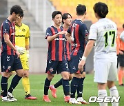 수원 FC,'실얼음판 대결 3-2 승리' [사진]