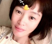52세 맞아? 깜찍한 잠옷 입고 '반전' 침실 셀카 공개한 김혜수
