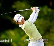 고진영, '상금왕 경쟁' 코다와 함께 LPGA 최종전 3R 공동 1위