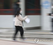 빠른 걸음으로 고사장 향하는 수험생