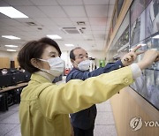 한정애 환경부 장관, 미세먼지 감축 사업장 현장점검