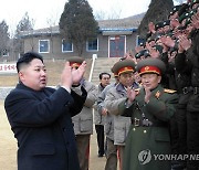 김정은 집권 10년, 불안한 20대서 '수령' 반열 오른 권력자로