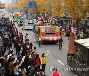 '위드 코로나' 거리축제 즐기는 시민들