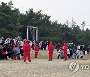 줄다리기하는 '오징어 게임' 참가자들