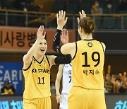 42점 합작하며 개막 9연승 이끈 박지수-강이슬