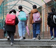 수도권도 오늘부터 '전면 등교'..가족 확진돼도 학교 나간다