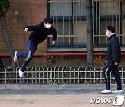 등교 가장 못했던 중학생 '전면등교'.."원격 돌아갈 일 없었으면"