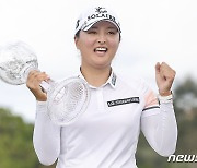 한국 선수 최초 3년 연속 상금왕 기뻐하는 고진영