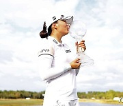 LPGA CME 투어 챔피언십 우승컵 입 맞추는 고진영