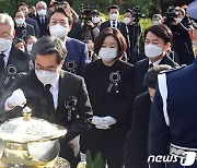 김영삼 전 대통령 묘역 찾은 대선 주자들