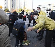 학생들과 인사하는 유은혜 부총리