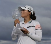 고진영, 손목 부상에도 짜릿한 역전극..LPGA 투어 새 역사 썼다