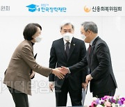 [포토] 협약식 후 인사하는 이계문-유은혜-고승범-정대화