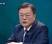 문 대통령 "주택 공급 더 노력했어야"..전 국민 지원금 반대 '공식화'