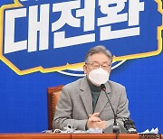 [머니S포토] 잠룡 이재명 "새로운 민주당 1일차..성찰과 반성에서 새출발한다"