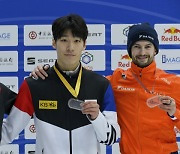 황대헌, 월드컵 3회 연속 金..쇼트트랙 3차대회 1000m 1위