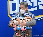 [헤럴드pic] 걱정인형을 안고 있는 이재명 더불어민주당 대선후보