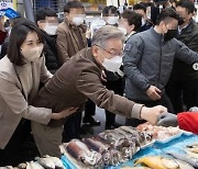 '아내 백허그' 사진 공개한 이재명 "넘어질까봐 꼭 잡은 '혜경 벨트'"