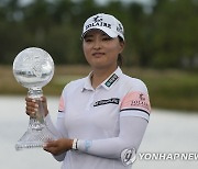 LPGA투어 최종전 우승 트로피 든 고진영