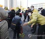 학생들 맞이하는 유은혜 장관