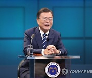 靑 "文정부 성취 '자화자찬' 폄훼, 국민에 대한 예의 아냐"