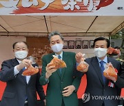 [르포] 방문 뒤 6명 총리 오른 일본신사에서 한일 '김치축제'