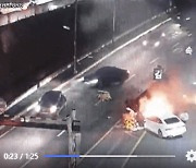 (영상)불타는 차량 속으로 뛰어든 시민들..운전자 구했다