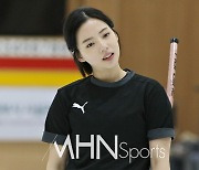 더 예뻐진 '컬링 여신' 송유진, 믹스더블 상쾌한 첫승