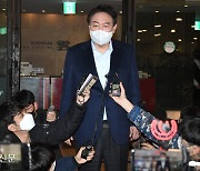 윤석열 "조문 가야"→"안 간다"..국민의힘 '전두환 사망' 오락가락