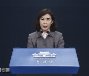 청와대 "전두환 전 대통령 명복 빈다..조화·조문 계획 없다"