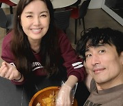 신애라, ♥차인표가 먹다 남긴 치킨도 맛있게 먹네..사랑받는 비결인가