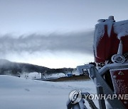 인공눈 뿜어내는 제설기