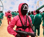 북한, '오징어 게임' 몰래본 고교생들 무기징역-판매자 총살 '중형'