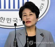 전여옥, '전두환 씨' 호칭에 불편한 기색 "'김정은 위원장'이라고 부르면서..예의 아냐"