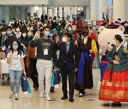 "여기가 '오징어게임' 나라"..면세점 몰려온 외국인 관광객들