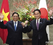 日·베트남 총리, 도쿄서 정상회담.."남중국해 정세 우려"