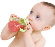일찍 '이것' 먹은 아기, 비만될 확률 높다 (연구)